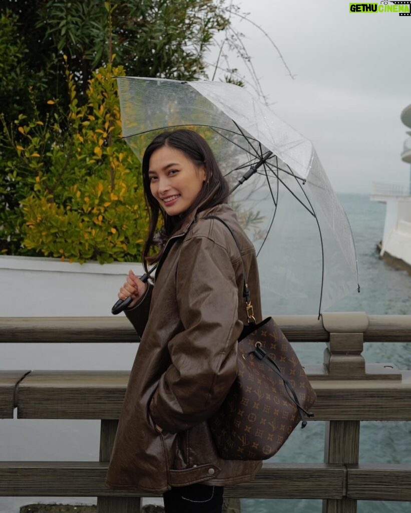 Aya Omasa Instagram - #今日の絢服 ☂️☔️☂️ 雨の日もレインブーツがあるとルンッ🤭 coat #amerivintage bag #louisvuitton boots #chloe