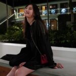 Aya Omasa Instagram - こちらも時間差たっぷりの年末に旅行行った時のお写真📷 海外に行くといつもより華やかで柄が入ってる服を着たくなる🪼 🩵 と言ってもモノトーンが多めね😗
