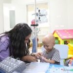 Aya Samaha Instagram - زيارتي لابطال مستشفى #57357 فخورة جدا بالمجهود العظيم المبذول في المستشفي من كل الناس.. و بشجع كل الناس تدعمهم بتبرعات او بالزيارة تطوعية لأنها بتفرق جدا لاي استفسارات ممكن تتواصلوا مع @ayman_elghazaly_harb #مستشفى٥٧٣٥٧ #مستشفى٥٧٣٥٧للأطفال