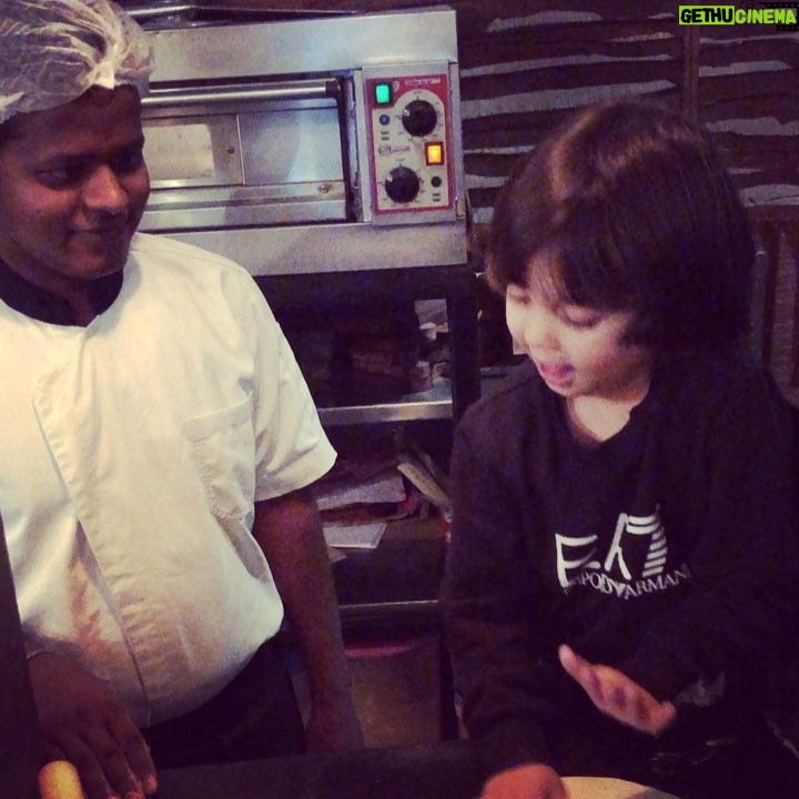 Ayesha Takia Instagram - Mikail making his own pizza base and loving it 😍 @chaicoffi 😍 #vegan #MikailAzmi