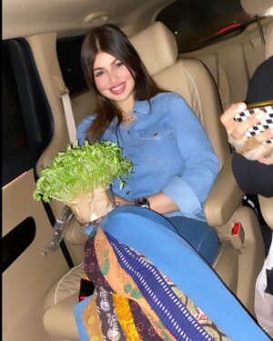 Ayesha Takia Instagram - When ur mama @faridahtakia knows ur a vegan baby who loves fresh microgreens as much as a bouquet of gorgeous flowers 😃🫠💓💋💕💗🔥😍😘