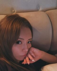 Ayumi Hamasaki Instagram - 1️⃣やっぱ金髪👱🏻‍♀️or 今くらい落ち着いた色が良き👩🏻‍🦰? 2️⃣やっぱ前髪ぱっつん👱🏻‍♀️or 伸ばして斜め前髪にするのしゅき👩🏻‍🦰? 前髪は永遠のテーマやぁぁぁ、、、✂️