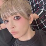 Ayumi Hamasaki Instagram - それでは沖縄ファイナル集中モード入ります🧠 いや、その前にひとつだけ迷ってる事があるから教えて欲しい。このままポニテ👱🏻‍♀️？or久しぶりにスーパーロング👩🏼？ ※週末の沖縄の気温がどのくらい上がるのかわからないのですが、猛暑だった場合スーパーロングは三曲目あたりでドレッドになります👩🏼‍🦱 #ayu47都道府県tour