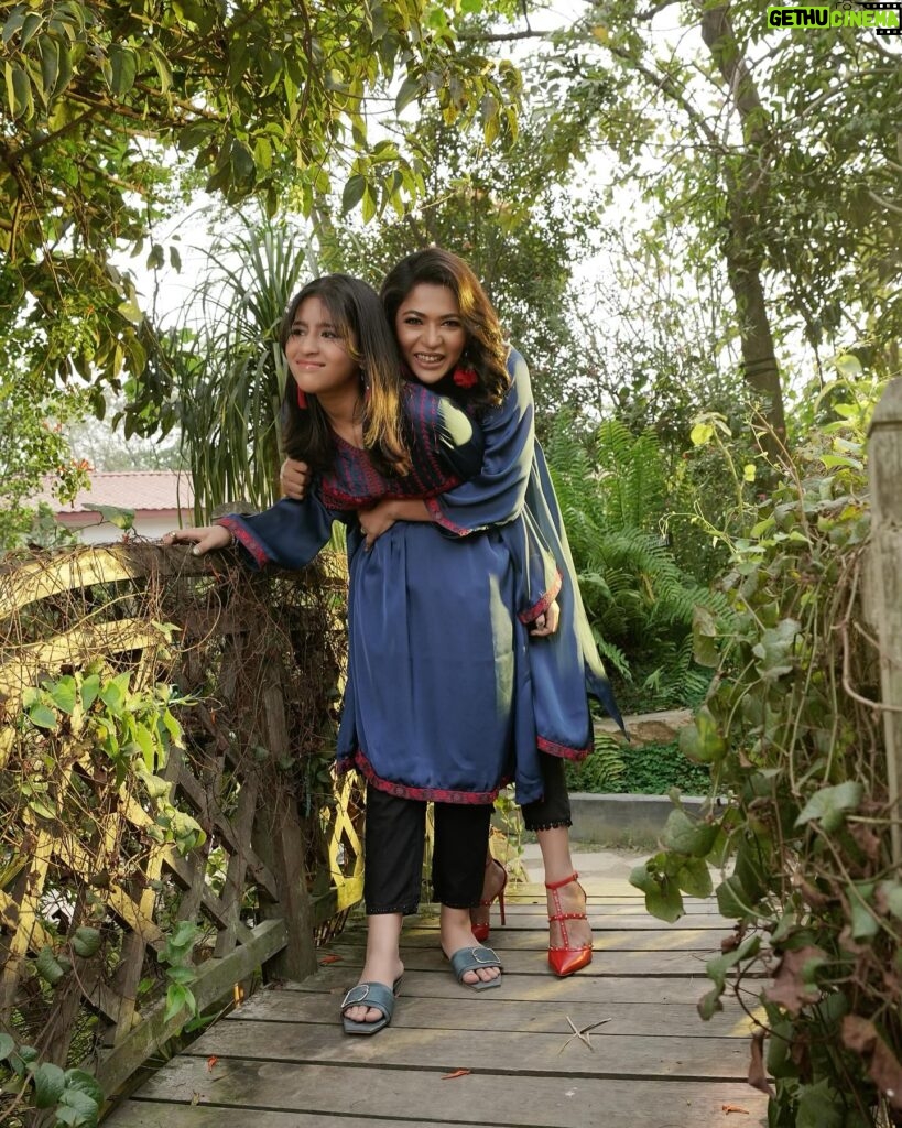 Azmeri Haque Badhon Instagram - When she is embraced by her annoying mother😎🥰!