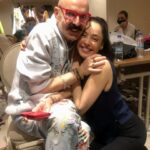Azra Akın Instagram - Yıllar sonra yeniden sevgili Cemil İpekçi ile ‘Değişim 22’ adını verdiği harika kolleksiyonunu tanıtmak için bir araya geldik. Çok mutluyum ❤️❤️❤️ @cemilipekciofficial