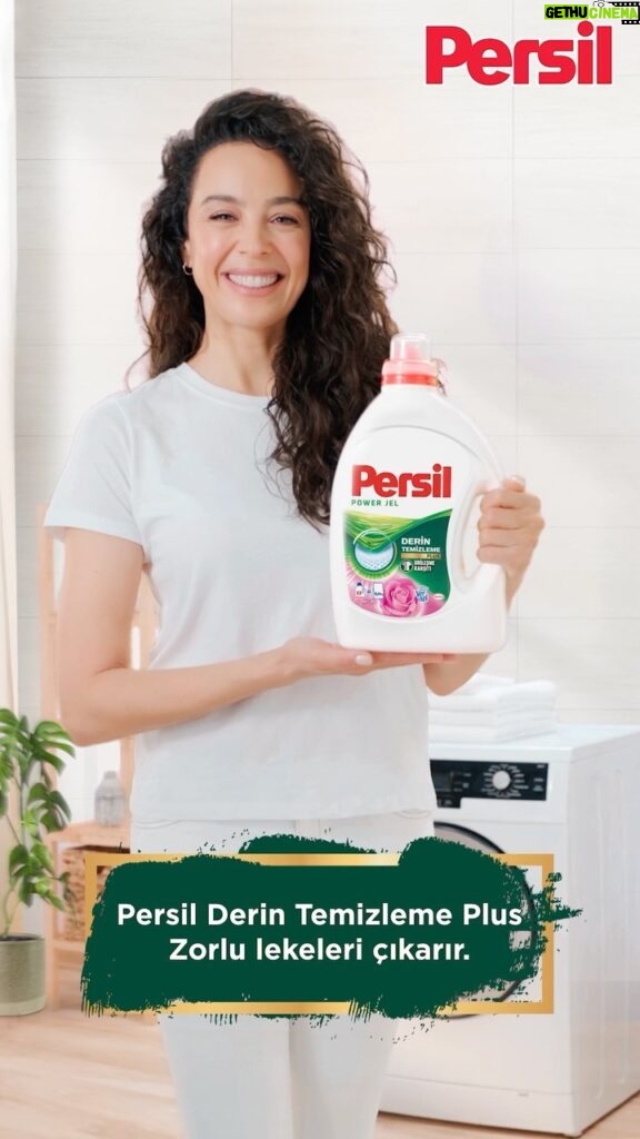 Azra Akın Instagram - Gün içinde birçok zorlu lekeye maruz kalabiliyoruz ama kusursuz temizliğin benim için tek bir çözüm var. Tabii ki Persil Jel. Hiçbir leke bizi durduramaz çünkü Persil Jel benimle ;) #Persil #PersilJel #işbirliği @persiltr