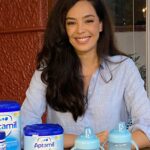 Azra Akın Instagram - İçeriğindeki prebiyotik lifler ile bağışıklığı destekleyen Aptamil Çocuk Devam Sütü’nü beslenme rutinimizden eksik etmiyor; Aptamil, Oyun, Uyku Bağışıklığın Ritmi Bu! diyoruz 💙 Sabah kahvaltıda bir bardak, akşam uyku öncesi bir bardak olacak şekilde günde 2 bardak ile bağışıklığı desteklemeye devam! (Tabii ki en eşsizi anne sütü, en doğru kararı çocuk doktorunuz verecektir 😊) Sizin bağışıklık ritminizde olmazsa olmaz dediğiniz şeyler nedir? Yorumlarda buluşalım! #bağışıklığınritmi