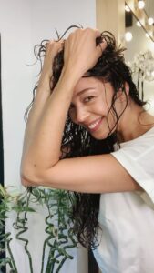 Azra Akın Instagram - Harika kokusu ve güçlü içerikleriyle bukleli saçlarımın favorisi Kérastase Curl Manifesto! Peki ben bakımımı nasıl mı yapıyorum? Önce serideki Bain Hydration Douceur saç banyosu ile saçlarımı güzelce arındırıyorum. Ardından besleyici Masque Beurre Haute maske ile saçlarımı derinlemesine nemlendiriyorum. Kusursuz bukleler için ise Gelee Curl Contour jel şekillendiriciyi uyguluyorum ve buklelerimi canlandırıp, belirginleştiriyorum. Ta-taaa işte en sevdiğim, enerjik bukleler ile güne hazırım!🤩🎉 Siz de Curl Manifesto serisini daha yakından incelemek ve satın almak için Kérastase danışman salonlarını ziyaret etmeyi unutmayın! #CurlManifesto #GüzelliğinManifestosu #işbirliği