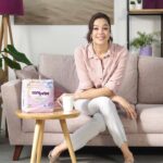Azra Akın Instagram - Merhaba sevgili anneler, sevgili babalar! 🙌 Canbebe bez testi filmimizde bebekle bebek olayım derken ne hallere girdim gördünüz mü? Şimdi sıra sizde! 💜Gelin, bebekle bebek olduğunuz en tatlı en komik anların videosunu veya fotoğrafını #BebekleBebekOldum etiketiyle, @canbebeturkiye’yi mention’layarak paylaşın. Bez testi jürimiz tarafından seçilen 25 ebeveynimize, 25’şer paket Canbebe hediyemiz olacak. 🎁 Yarışmamız 1 Mart tarihinde sona erecek. Acele edin!  #Canbebe #BezTestiDediğin