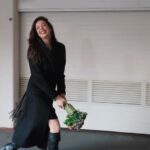 Azra Akın Instagram - Cuma koşturması bitti🤫 Taze çiçeklerle eve giriş yapıldı🌸