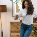 Azra Akın Instagram - Ben bu dansı üzerime dökmeden yapmayı başaramadım, ama hadi siz de deneyin! Aranızdan başaracak biri kesin çıkar! Lekeler mi? Hiç önemli değil. Onlar da Persil ile çıkar ;) #Persil #PersilJel #işbirliği @persiltr