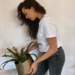 Azra Akın Instagram - Yeni çiçek açmadan yer değişikliği🍃
