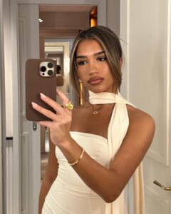 Azra Mian Instagram - 📍🇫🇷