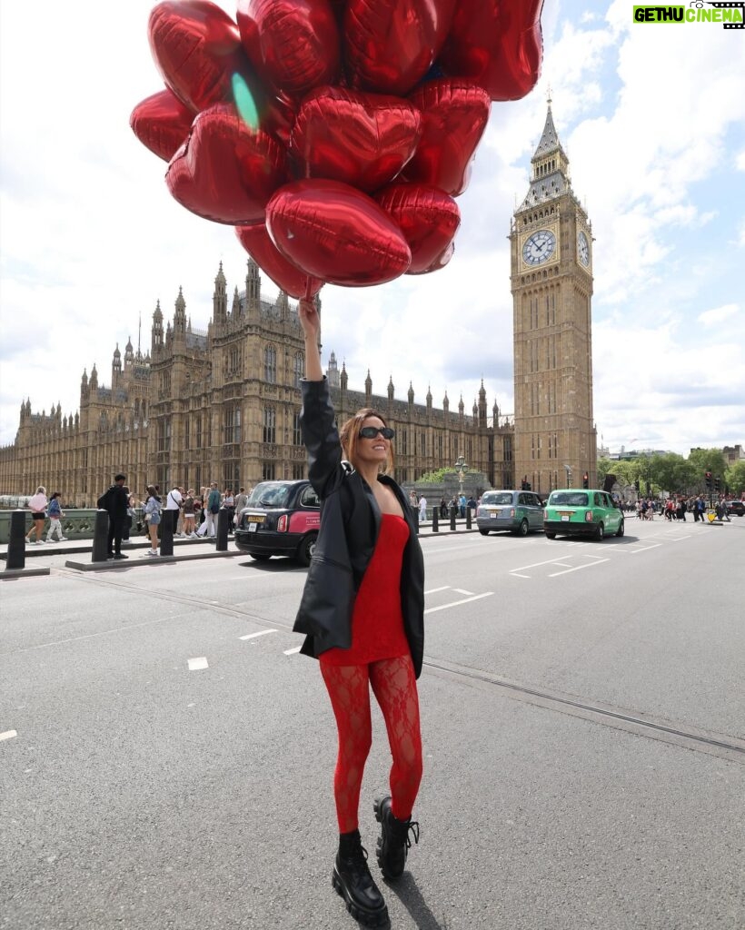 Bárbara Islas Instagram - Aquí romantizando la vida desde #Londres 💂‍♂️