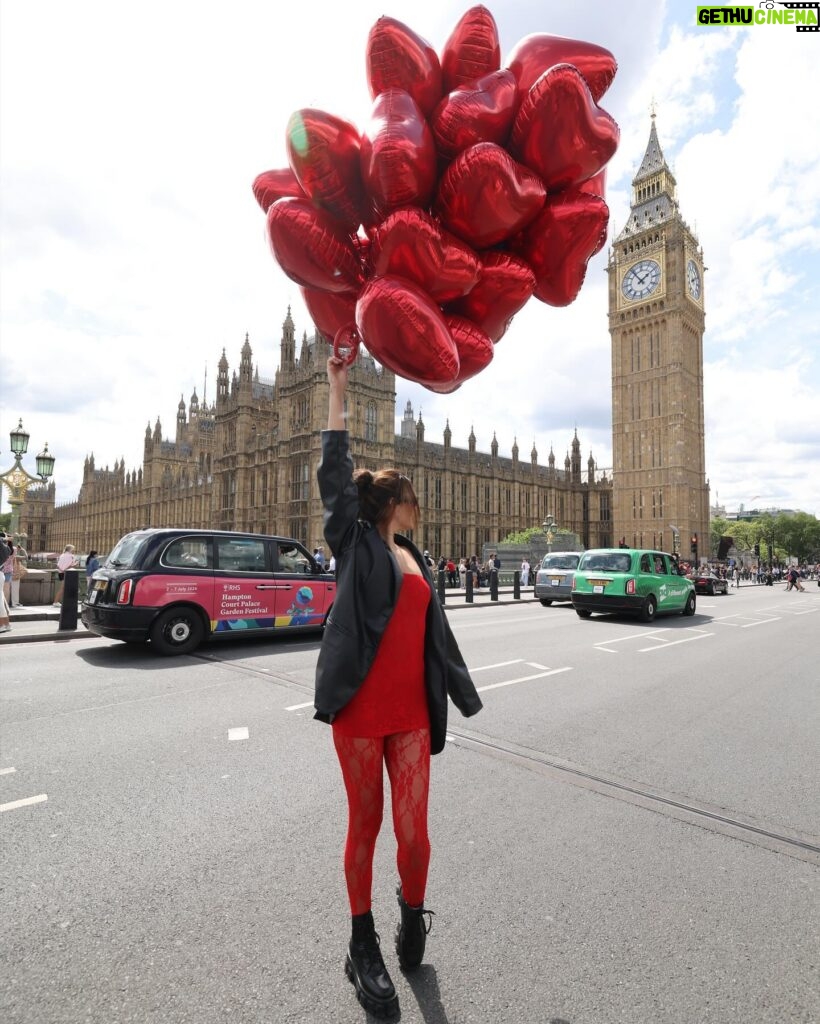 Bárbara Islas Instagram - Aquí romantizando la vida desde #Londres 💂‍♂️