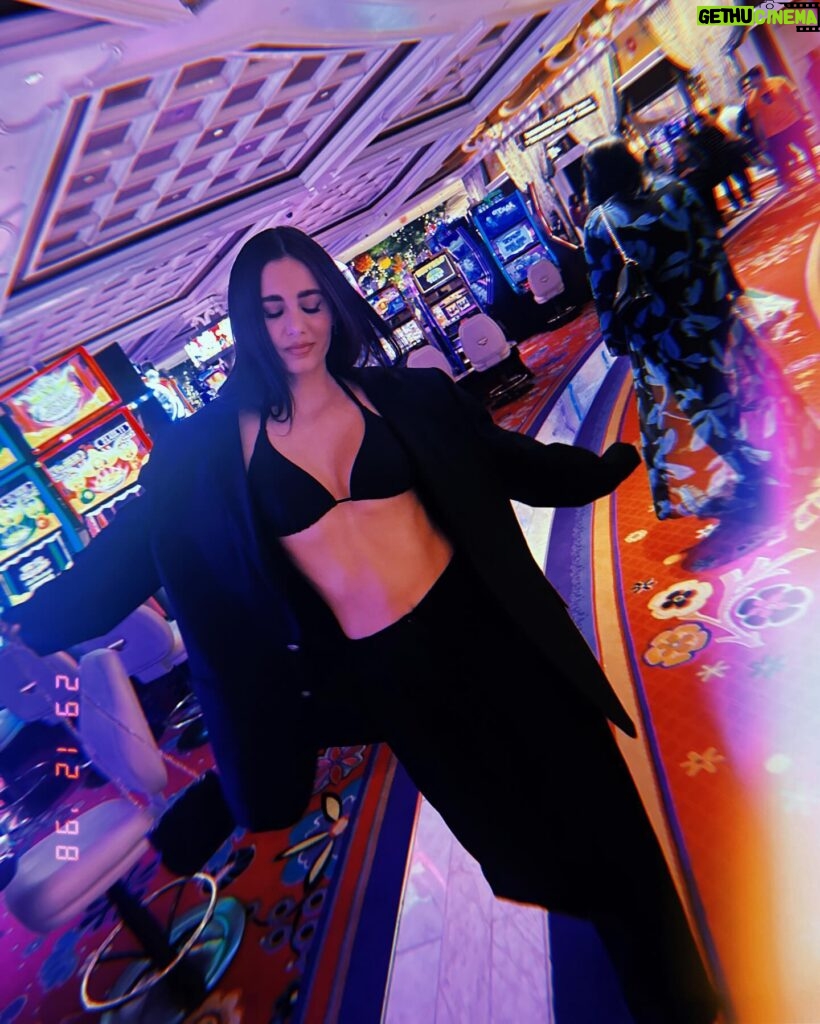 Bárbara Islas Instagram - Vegas vibes 🎲🍸❤️