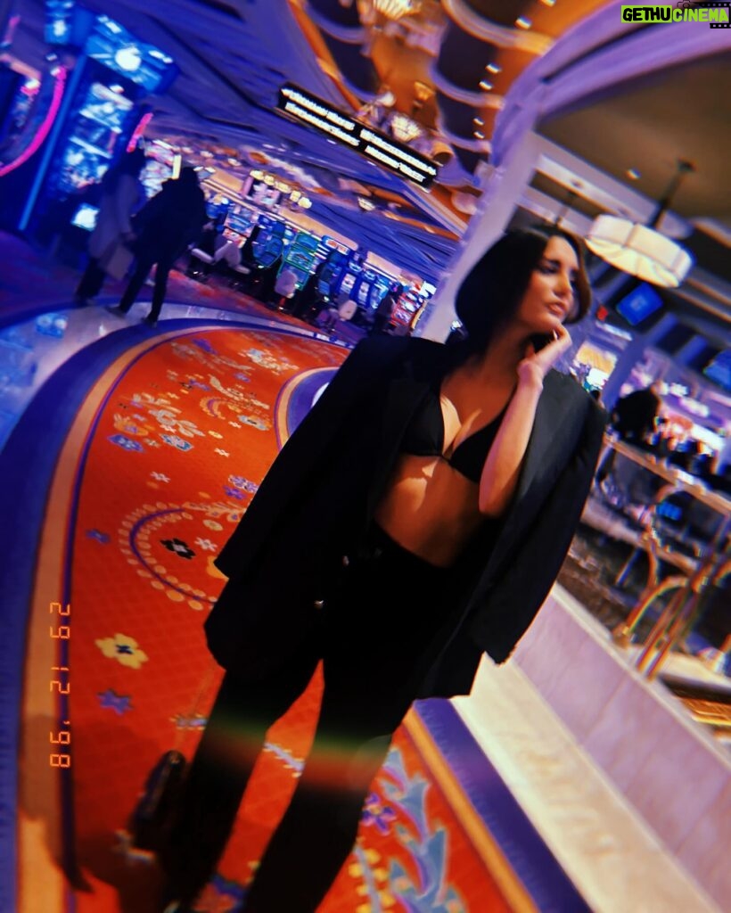 Bárbara Islas Instagram - Vegas vibes 🎲🍸❤️