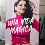 Bárbara Lombardo Instagram - El 5 de Octubre se estrenará en México 🇲🇽 #señorainfluencer y estoy que me como las uñas pro la ansiedad que siento. Adivinen el apellido de mi personaje? La coincidencia es increíble, busquen la pista en una de las fotos…. 1. Ella en un fucsia vivo 💞 2. Con el director @carlossantos.mx y la nro 1 @monicahuarte 3. El cielo del Zócalo antes de la tormenta 4. La Catedral en el Zócalo 5. Selfie de hotel 6. Director, asistenta de dirección y Fotografía 💫