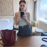 Bárbara Lombardo Instagram - El 5 de Octubre se estrenará en México 🇲🇽 #señorainfluencer y estoy que me como las uñas pro la ansiedad que siento. Adivinen el apellido de mi personaje? La coincidencia es increíble, busquen la pista en una de las fotos…. 1. Ella en un fucsia vivo 💞 2. Con el director @carlossantos.mx y la nro 1 @monicahuarte 3. El cielo del Zócalo antes de la tormenta 4. La Catedral en el Zócalo 5. Selfie de hotel 6. Director, asistenta de dirección y Fotografía 💫