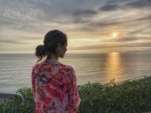 Bárbara Mori Instagram - Esos pensamientos que llegan a menudo a tu mente, están totalmente condicionados a tu forma de entender el mundo, que has ido desarrollando a lo largo de tu vida por las experiencias que has vivido. Estos pensamientos condicionantes son patrones mentales que te han acompañado, que te han enseñado, que han servido para tu crecimiento y evolución, aún a pesar de que sean pensamientos destructivos, nocivos, tóxicos y negativos. Están ahí para mostrarte algo que tienes que transformar. Muchas veces cuando los observamos y nos damos el tiempo de atenderlos a través de la reflexión, logramos comprender para que nos han servido. Cuando este proceso sucede, y la lección se manifiesta logramos elevar nuestra frecuencia y esto nos permite salir de ese ciclo viciado por la mente condicionante. 

Procura hacer aquello que le haga bien a tu espíritu. Procúrate. Alimenta tu corazón. Alimenta tu alma. Atiéndete. Ámate. Todo esto ayudará a que esos pensamientos dejen de estar tan presentes en tu vida. Enfócate en ti.

No te enganches, solo observa, haz los cambios que sientes que debes hacer para estar en un mejor lugar, agradece y suelta.

De verdad tómate el tiempo de reflexionar aquello que te inquieta, que te duele, que detiene tu evolución. Da miedo mirarse de frente, desnudo, sin capas, y ver la verdad de lo que somos, da miedo porque hemos aprendido a huir del dolor, porque hemos aprendido que ser vulnerables es señal de debilidad, sin embargo en la vulnerabilidad de nuestro ser, está la clave para nuestra propia transformación. Sé valiente! Necesitamos ser valientes en estos tiempos. 
Necesitamos dejar el miedo atrás para descubrir el amor que habita dentro de cada uno de nosotros y compartirlo al mundo. 
☺️❤️