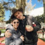 Bárbara Mori Instagram - No puedo creer que esto se termino. Ha sido de las mejores experiencias de mi vida trabajar a tu lado @elrovzar. Felicidades por el increíble trabajo que desempeñaste como el jefe de jefes. Ha sido un cúmulo de tantas emociones maravillosas, verte trabajar, crear juntos, crecer juntos. Construir mundos necesarios para hablar de los asuntos del corazón. Mi admiración y respeto por ti ha crecido inmensamente. Tomarnos de la mano para soñar juntos rodeados de tantas personas amorosas, luminosas, talentosas. Gracias, de verdad, desde lo más profundo de mi corazón GRACIAS por acompañarnos, cuidarnos, contenernos, por la creatividad, amor y talento con la que se entregaron todas y cada una de las personas que formaron parte de este maravilloso proyecto. Gracias a todos los departamentos, dirección, arte, maquillaje, vestuario, alimentación, a todo el crew, por cuidar con tanto cariño el proceso y poner su talento al servicio de “Las Azules” los quiero mucho! Gracias al maravilloso elenco por entregar sus corazones, fue maravillosos compartir con todos ustedes. Gracias a @thelemonstudios por creer en mi. Gracias a @apletv por la confianza que depositaron en todos nosotros.❤️❤️❤️❤️❤️❤️❤️❤️❤️❤️❤️🙌🏼🎬