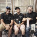 Bárbara Mori Instagram - No puedo creer que esto se termino. Ha sido de las mejores experiencias de mi vida trabajar a tu lado @elrovzar. Felicidades por el increíble trabajo que desempeñaste como el jefe de jefes. Ha sido un cúmulo de tantas emociones maravillosas, verte trabajar, crear juntos, crecer juntos. Construir mundos necesarios para hablar de los asuntos del corazón. Mi admiración y respeto por ti ha crecido inmensamente. Tomarnos de la mano para soñar juntos rodeados de tantas personas amorosas, luminosas, talentosas. Gracias, de verdad, desde lo más profundo de mi corazón GRACIAS por acompañarnos, cuidarnos, contenernos, por la creatividad, amor y talento con la que se entregaron todas y cada una de las personas que formaron parte de este maravilloso proyecto. Gracias a todos los departamentos, dirección, arte, maquillaje, vestuario, alimentación, a todo el crew, por cuidar con tanto cariño el proceso y poner su talento al servicio de “Las Azules” los quiero mucho! Gracias al maravilloso elenco por entregar sus corazones, fue maravillosos compartir con todos ustedes. Gracias a @thelemonstudios por creer en mi. Gracias a @apletv por la confianza que depositaron en todos nosotros.❤️❤️❤️❤️❤️❤️❤️❤️❤️❤️❤️🙌🏼🎬