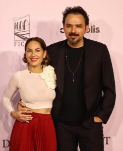 Bárbara Mori Instagram - Que lindo regresar a Morelia al @ficm ver amigos queridos, películas increíbles y un festival que está festejando en grande su 21 aniversario. Recuerdo haber venido en las primeras ediciones con la película “La mujer de mi hermano” de @mr._de_montreuil Y es hermoso ver el crecimiento y el maravilloso esfuerzo que hacen todos los años para promover nuestro cine a través de este gran festival! ❤️ @alexiaulibarridesign @hualingerie