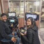 Bárbara Mori Instagram - No puedo creer que esto se termino. Ha sido de las mejores experiencias de mi vida trabajar a tu lado @elrovzar. Felicidades por el increíble trabajo que desempeñaste como el jefe de jefes. Ha sido un cúmulo de tantas emociones maravillosas, verte trabajar, crear juntos, crecer juntos. Construir mundos necesarios para hablar de los asuntos del corazón. Mi admiración y respeto por ti ha crecido inmensamente. Tomarnos de la mano para soñar juntos rodeados de tantas personas amorosas, luminosas, talentosas. Gracias, de verdad, desde lo más profundo de mi corazón GRACIAS por acompañarnos, cuidarnos, contenernos, por la creatividad, amor y talento con la que se entregaron todas y cada una de las personas que formaron parte de este maravilloso proyecto. Gracias a todos los departamentos, dirección, arte, maquillaje, vestuario, alimentación, a todo el crew, por cuidar con tanto cariño el proceso y poner su talento al servicio de “Las Azules” los quiero mucho! Gracias al maravilloso elenco por entregar sus corazones, fue maravillosos compartir con todos ustedes. Gracias a @thelemonstudios por creer en mi. Gracias a @apletv por la confianza que depositaron en todos nosotros.❤️❤️❤️❤️❤️❤️❤️❤️❤️❤️❤️🙌🏼🎬