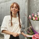 Bárbara Mori Instagram - No puedo creer que esto se termino. Ha sido de las mejores experiencias de mi vida trabajar a tu lado @elrovzar. Felicidades por el increíble trabajo que desempeñaste como el jefe de jefes. Ha sido un cúmulo de tantas emociones maravillosas, verte trabajar, crear juntos, crecer juntos. Construir mundos necesarios para hablar de los asuntos del corazón. Mi admiración y respeto por ti ha crecido inmensamente. Tomarnos de la mano para soñar juntos rodeados de tantas personas amorosas, luminosas, talentosas. Gracias, de verdad, desde lo más profundo de mi corazón GRACIAS por acompañarnos, cuidarnos, contenernos, por la creatividad, amor y talento con la que se entregaron todas y cada una de las personas que formaron parte de este maravilloso proyecto. Gracias a todos los departamentos, dirección, arte, maquillaje, vestuario, alimentación, a todo el crew, por cuidar con tanto cariño el proceso y poner su talento al servicio de “Las Azules” los quiero mucho! Gracias al maravilloso elenco por entregar sus corazones, fue maravillosos compartir con todos ustedes. Gracias a @thelemonstudios por creer en mi. Gracias a @apletv por la confianza que depositaron en todos nosotros.❤️❤️❤️❤️❤️❤️❤️❤️❤️❤️❤️🙌🏼🎬