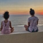 Bárbara Mori Instagram - Si, es verdad que vivimos en un mundo caótico donde las fuerzas operadas desde el miedo han generado mucha desconexión, con esta inmensa ambición por el poder en la que está sumergida la humanidad. Cada vez hay más pobreza, más desigualdad, más separación y más miedo. Llevamos siglos siendo dominados por el ego y con esta necesidad humana de sobrevivir tanta crueldad. Los intereses políticos y económicos nos han llevado a esta incertidumbre donde la oscuridad se hace más tangible. Todo eso ocurre y es cada vez mas contundente. . Lo interesante de esta vida es que esa no es nuestra única realidad. También existe la fuerza del amor, la unión, la compasión, la creación, la armonía, la gratitud. Todo eso también está a nuestro alcance, también tenemos la capacidad de reconocerlo si salimos de nuestra limitación, de la manera lineal en la que hemos ido desarrollando nuestra percepción. Es nuestra elección, nosotros decidimos a que realidad le vamos a dedicar nuestra atención, que deseamos alimentar, que permitimos que se manifieste ante nuestros ojos. Que semillas estás plantando para tu futuro? La transformación requiere, paciencia, esfuerzo, dedicación, compromiso, entrega y mucho, mucho amor. Si no puedes con las crueldades de este mundo que hemos creado, deja de poner tu atención afuera, en lo que está pasando y trata de atender los asuntos del corazón. Tal vez cambiando tu mirada descubras un nuevo mundo que te ayude a transitar todo aquello que pone a prueba nuestra capacidad para crear nuevas posibilidades. Tal ves lo que necesitas es comenzar a escuchar tu corazón.