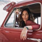 Bárbara Mori Instagram - Cuando venimos al mundo, nacemos puros, somos pura luz, somos AMOR. Conforme vamos creciendo nos llenamos de pensamientos que le van dando forma a nuestra manera de percibir el entorno. Ideas, creencias, conceptos. Lo que está bien, lo que está mal, lo que es aceptado y lo que no. Nos enfrentamos a diferentes experiencias, que nos marcan para siempre mientras se va modificando nuestra manera de pensar, positivamente y negativamente. El mundo amenaza constantemente nuestra existencia y por consiguiente vamos generando heridas que muchas veces se convierten en traumas que rigen nuestro comportamiento. Si no le ponemos atención a esos traumas, generamos un patrón de pensamiento limitado que determina nuestra forma de relacionarnos con el mundo y con nosotros mismos. Y por lo tanto nuestra experiencia aquí en la tierra se vuelve limitada a lo que conocemos. Y sufrimos, nos frustramos y nos llenamos de miedo y vivir desde el miedo hace nuestra existencia confusa, dolorosa, amarga, insoportable. Lo que pensamos construye nuestra realidad, tú decides a qué le das ese poder. Para salir de esa limitación, te invito a que descubras qué hay en tu interior, para que puedas trascender las barreras mentales que tú mismo te pusiste, y seas capaz de liberarte de la prisión mental, esa en la que vive la mayoría de la humanidad. Somos mucho más de lo que pensamos que somos. Cambia la manera en la que miras al mundo, y entrégate a la tarea de cambiar tus pensamientos, quita el juicio. Mírate a los ojos y observa lo qué hay en tu interior, atiéndete. Ámate. El día que te ames de verdad, dejarás de juzgar y comprenderás que todo es como tiene que ser para la evolución del TODO. Porque esto no se trata de uno, se trata de todos. Que tengan una linda semana. ❤️ 📸 by @_kbocanegra