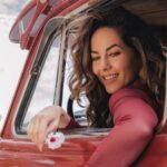 Bárbara Mori Instagram - Cuando venimos al mundo, nacemos puros, somos pura luz, somos AMOR. Conforme vamos creciendo nos llenamos de pensamientos que le van dando forma a nuestra manera de percibir el entorno. Ideas, creencias, conceptos. Lo que está bien, lo que está mal, lo que es aceptado y lo que no. Nos enfrentamos a diferentes experiencias, que nos marcan para siempre mientras se va modificando nuestra manera de pensar, positivamente y negativamente. El mundo amenaza constantemente nuestra existencia y por consiguiente vamos generando heridas que muchas veces se convierten en traumas que rigen nuestro comportamiento. Si no le ponemos atención a esos traumas, generamos un patrón de pensamiento limitado que determina nuestra forma de relacionarnos con el mundo y con nosotros mismos. Y por lo tanto nuestra experiencia aquí en la tierra se vuelve limitada a lo que conocemos. Y sufrimos, nos frustramos y nos llenamos de miedo y vivir desde el miedo hace nuestra existencia confusa, dolorosa, amarga, insoportable. Lo que pensamos construye nuestra realidad, tú decides a qué le das ese poder. Para salir de esa limitación, te invito a que descubras qué hay en tu interior, para que puedas trascender las barreras mentales que tú mismo te pusiste, y seas capaz de liberarte de la prisión mental, esa en la que vive la mayoría de la humanidad. Somos mucho más de lo que pensamos que somos. Cambia la manera en la que miras al mundo, y entrégate a la tarea de cambiar tus pensamientos, quita el juicio. Mírate a los ojos y observa lo qué hay en tu interior, atiéndete. Ámate. El día que te ames de verdad, dejarás de juzgar y comprenderás que todo es como tiene que ser para la evolución del TODO. Porque esto no se trata de uno, se trata de todos. Que tengan una linda semana. ❤️ 📸 by @_kbocanegra