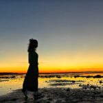Bárbara Mori Instagram - Y cuando menos me lo esperaba la vida me dio un sacudidón! Gran año, lleno de sueños cumplidos, porque todo el universo conspiró para que florecieran, retos transcurridos cargados de una confusa nube negra que me alejaba cada vez más de ese balance que había logrado alcanzar a mis 45 años, y una vorágine de emociones que ardían por el calor de las brazas que las acompañaron. Por momentos me perdí en el miedo que mi ego alimentaba por no poder regresar a ese equilibrio que todo mi ser había encontrado y otros momentos me sostenía en pie aferrada a la firmeza que habita en mi corazón que hoy logro reconocer. Y mientras todo eso me sucedía, me observaba. Me observaba transitar desde la consciencia ya que he aprendido a no juzgar mi proceso. En este momento aquí y ahora, honro mi camino. Agradezco el revolcar de las olas que este misterioso lugar ofrece en servicio a nuestra transformación, porque mientras era arrastrada, un jardín floreado con los colores más brillantes se hacía presente y no me sentía sola. Dicen que después de la tormenta viene la calma. Ahora estoy en calma. Recibiendo, con el corazón abierto. Es hermoso ser humano cuando atraviesas los pantanos desde la consciencia. Deseo un mundo más amoroso para todos, una humanidad cada día más consciente, deseo que esa luz que habita en cada uno de nosotros brille cada día con más fuerza para que podamos como humanidad co crear juntos ese amor que todos merecemos para seguir experimentándonos. Feliz vida 2023.