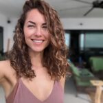 Bárbara Mori Instagram - Y cuando menos me lo esperaba la vida me dio un sacudidón! Gran año, lleno de sueños cumplidos, porque todo el universo conspiró para que florecieran, retos transcurridos cargados de una confusa nube negra que me alejaba cada vez más de ese balance que había logrado alcanzar a mis 45 años, y una vorágine de emociones que ardían por el calor de las brazas que las acompañaron. Por momentos me perdí en el miedo que mi ego alimentaba por no poder regresar a ese equilibrio que todo mi ser había encontrado y otros momentos me sostenía en pie aferrada a la firmeza que habita en mi corazón que hoy logro reconocer. Y mientras todo eso me sucedía, me observaba. Me observaba transitar desde la consciencia ya que he aprendido a no juzgar mi proceso. En este momento aquí y ahora, honro mi camino. Agradezco el revolcar de las olas que este misterioso lugar ofrece en servicio a nuestra transformación, porque mientras era arrastrada, un jardín floreado con los colores más brillantes se hacía presente y no me sentía sola. Dicen que después de la tormenta viene la calma. Ahora estoy en calma. Recibiendo, con el corazón abierto. Es hermoso ser humano cuando atraviesas los pantanos desde la consciencia. Deseo un mundo más amoroso para todos, una humanidad cada día más consciente, deseo que esa luz que habita en cada uno de nosotros brille cada día con más fuerza para que podamos como humanidad co crear juntos ese amor que todos merecemos para seguir experimentándonos. Feliz vida 2023.