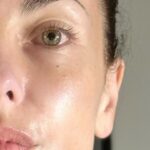Bárbara Mori Instagram - Somos un canal. Todos los seres humanos somos un canal que nos conecta con todo lo que existe, un canal que recibe y manda información a través de una red que lo conecta todo. Un canal por donde circula energía cósmica, que tiene una vibración, ésta vibración depende del alimento que reciba nuestro vehículo (nuestro cuerpo) a través de nuestros sentidos. Es un vehículo que nos permite transitar este recorrido aquí en la tierra y aunque hemos aprendido a reconocernos limitados, cuando nos conectamos con ese canal, nos volvemos multidimensionales y desde esa multidimensionalidad podemos acceder a la sabiduría de nuestro máximo potencial espiritual, el cual nos proporciona todas las herramientas para hacer de este recorrido uno más amoroso y con consciencia y así liberarnos de la mente estrecha y limitante de este preciado vehículo. Cuidar nuestro cuerpo nos permite prepararnos de una mejor forma para lo que viene. Para la siguiente experiencia, para nuestra constante evolución. Transita de la mano de tu ser interno. Conecta con tus emociones y obsérvalas con cuidado, sin convertirte en ellas para que puedas liberarte de la prisión mental y condicionada por las múltiples variables que nos acompañan constantemente. Solo así podremos aportar a este mundo lo mejor de cada uno de nosotros. Agradezco y honro mi camino aquí en la tierra.
