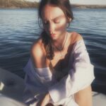 Bárbara Mori Instagram - “Perdidos en la noche” Una bellisima oportunidad como artistas para entrar en nuestra humanidad y dejar volar la creatividad a través de personajes complejos, victimas de un sistema retorcido y violento que atenta contra la psique del ser humano. Ya está en Netflix! Si no las has visto, que esperas? El cine de @amatescalante estremece las fibras humanas hasta el último rincón de nuestro hermoso ser y nos confronta con una realidad escalofriante. Este proyecto fue uno de esos tesoros en mi vida que me transformó a profundidad. ❤️ Un equipo tan… pero tan talentoso y amoroso. NO SE LA PIERDAN! 😉✨
