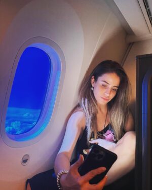 Büşra Pekin Instagram - Duyanlar duymayanlara iletirse.. Vatana geldim 🙏🫶 
/ I am back to Istanbul! 🥹