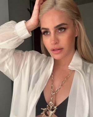 Büşra Pekin Instagram - Çekim günü 💙 / Shooting day