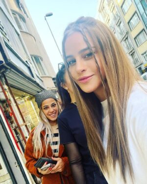 Büşra Pekin Instagram - Hadi buyur. Şimdi de kumral olduk….😂 .
#çokaşk #filmi