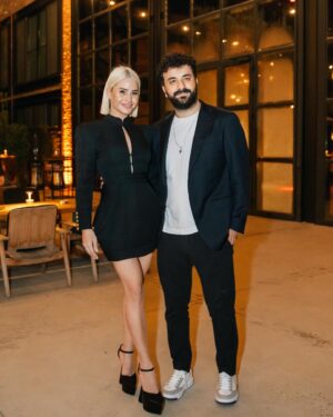 Büşra Pekin Instagram - ‘Çok Aşk’ için yaptığımız, katıldığımız seyircili gösterimlerin hepsi birbirinden kıymetli. 
Geçtiğimiz hafta büyüdüğüm şehir İzmir’deydik. Benim ‘Çok Aşk’ım İzmir kucakladı bizi. 
İzlediniz mi filmimizi?❣️