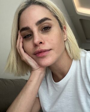 Büşra Pekin Instagram - İlk refakatçiliğim başarıyla geçti.
Canım ablam,beni büyüten,küçük annem.. Sen her ihtiyaç duyduğunda yanında olacağım ❤️ 
Ameliyatını gerçekleştiren kıymetli doktorumuz Emre Üregen’e ve eşi canım arkadaşım Çiğdem Üregen’e, hemşiremiz Firdevs’e ,bizi muhteşem ağırlayan,misafirlerimize kadar ilgilenen Liv Hospital’a, Özge hemşireye ve tüm ekibe teşekkür ederim. Reklam veya iş birliği değildir. Kalpten teşekkürdür. Çünkü canımı emanet ettim. ❤️