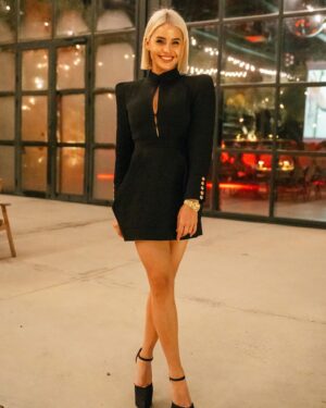 Büşra Pekin Instagram - ‘Çok Aşk’ için yaptığımız, katıldığımız seyircili gösterimlerin hepsi birbirinden kıymetli. 
Geçtiğimiz hafta büyüdüğüm şehir İzmir’deydik. Benim ‘Çok Aşk’ım İzmir kucakladı bizi. 
İzlediniz mi filmimizi?❣️