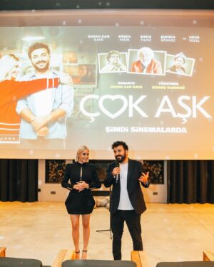 Büşra Pekin Instagram - ‘Çok Aşk’ için yaptığımız, katıldığımız seyircili gösterimlerin hepsi birbirinden kıymetli. 
Geçtiğimiz hafta büyüdüğüm şehir İzmir’deydik. Benim ‘Çok Aşk’ım İzmir kucakladı bizi. 
İzlediniz mi filmimizi?❣️
