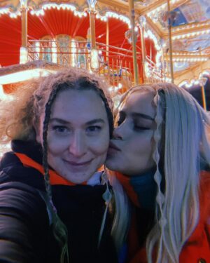 Büşra Pekin Instagram - Güle Güle Ayla! 
Çok Aşk çekimleri bugün itibariyle bitmiştir. Vizyon için sabırsızlanıyoruz.  24 ŞUBAT ❤️‍🔥