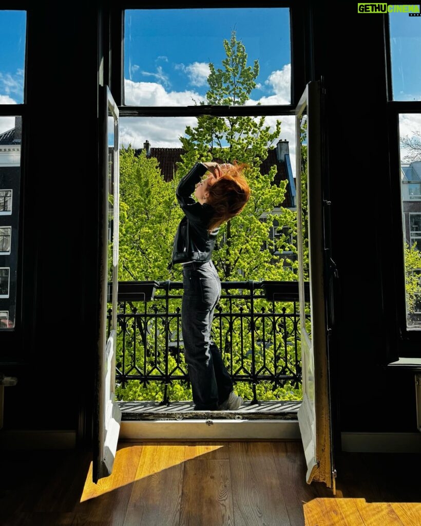 Başak Gümülcinelioğlu Instagram - Canal Houses , balconies, architecture, bricks, signature color scheme, green and blue 🌳🤍 Canal House, Amsterdam Apr,2024 (Bir gün içinde kaç iklim değiştirebilir bir şehir bkz. Amsterdam)