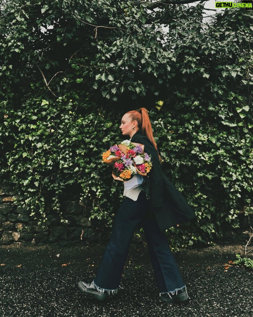 Başak Gümülcinelioğlu Instagram - Çiçekler, aklımdaki kadınlar, yürüdüğümüz yollar 🌸 Kutlu olacak. 8 mart.