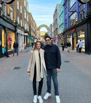 Başak Parlak Instagram - 2023’e veda albümü.. Ne zormuş koca bir sene içinden 10 tane fotoğraf seçebilmek.. Bir de hiç fena geçmemiş 2023, neşem yerinde, sevdiklerim yanımdaymış. Şükür.. 2024 hepimiz için hayal ettiğimizden daha güzel geçsin. İyi seneler 🎄🎉🥂