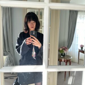 Bae Doona Instagram - 시차가 밀려오는 시간
셀카로 이겨내보자 
@6397_news ✨🖤