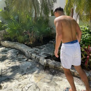 Bailey May Instagram - Iguana catching 😝