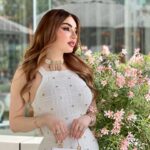 Ban Adnan Instagram - لنمحبي اللون الابيض🕊️🕊️🕊️🕊️🕊️🕊️ Dress: @sandroparis Shoes:l: @renecaovilla Bag: @dolcegabbana
